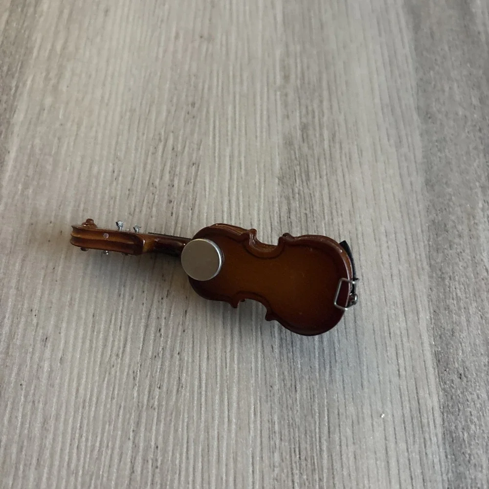 N/A violin magnet